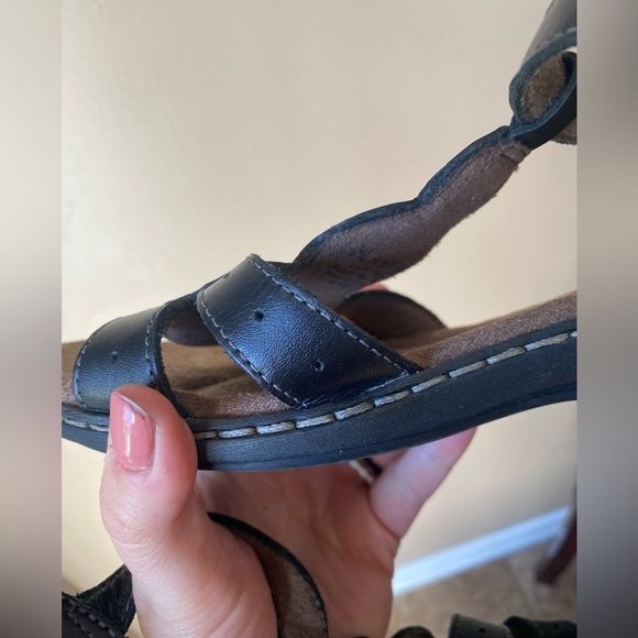 Natural Soul All Thru Comfort Barroll Black Genuine Leather Strap Sandals - Picture 7 of 7